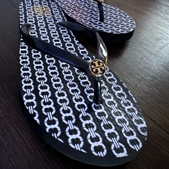 Tory Burch Chain Pattern Flip Flops - Picture 5 of 9